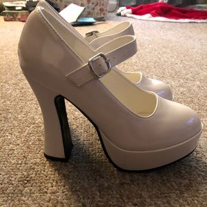 NWOT women’s size 8 heels